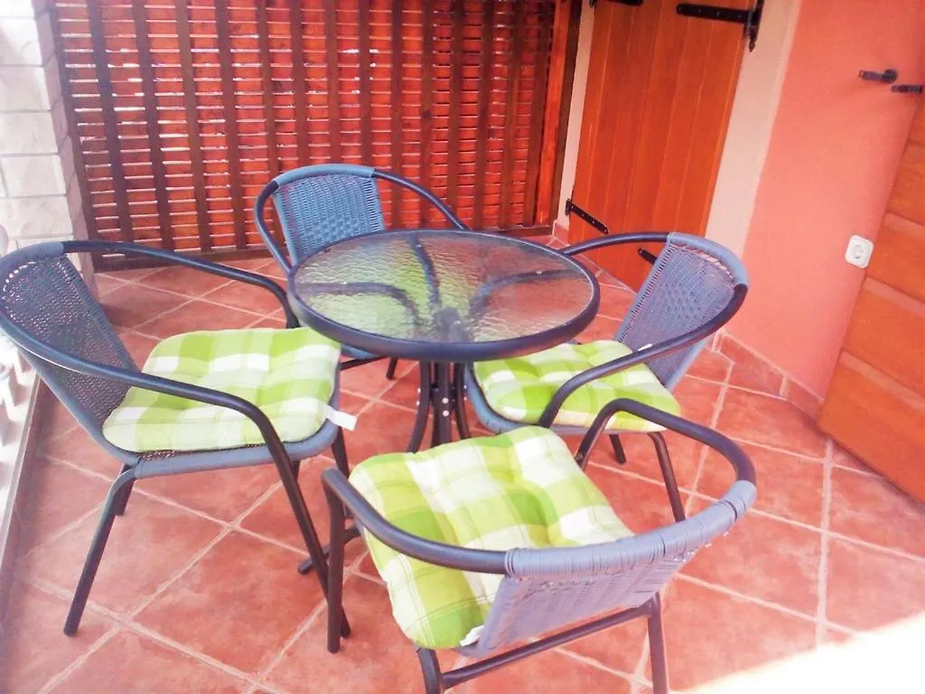 Apartments Anto Pula 0*,